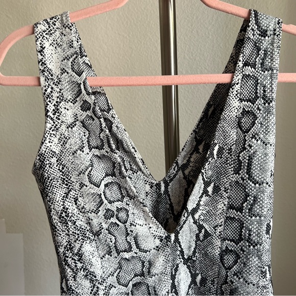⭕️SOLD⭕️Fore snakeskin bodysuit size medium body suit Gray White - Picture 9 of 12
